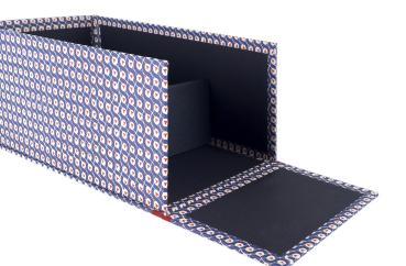 Box für Fotosdunkelblau, geometrisches Muster mit altweißen Punkten,Verschlußlasche überstehend, Magnetverschluß